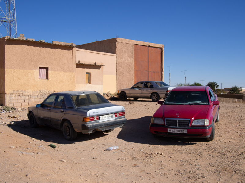 Illustration for article titled In War Torn Western Sahara, These Old Cars Are The King And Queen